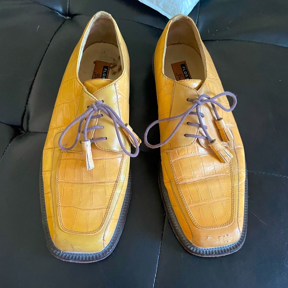 Men’s 9.5 Florsheim Barletta shoe. Yellow beige in color Caiman leather